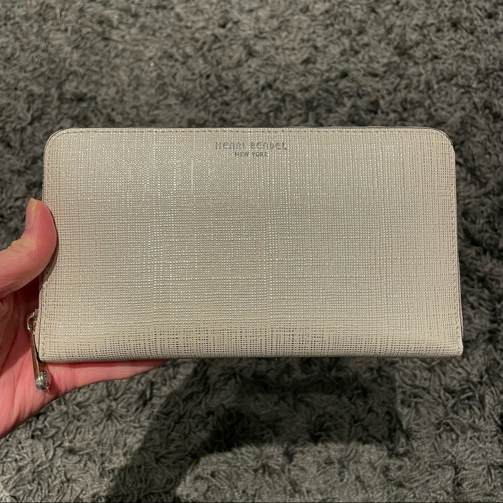 Henri bendel wallet
